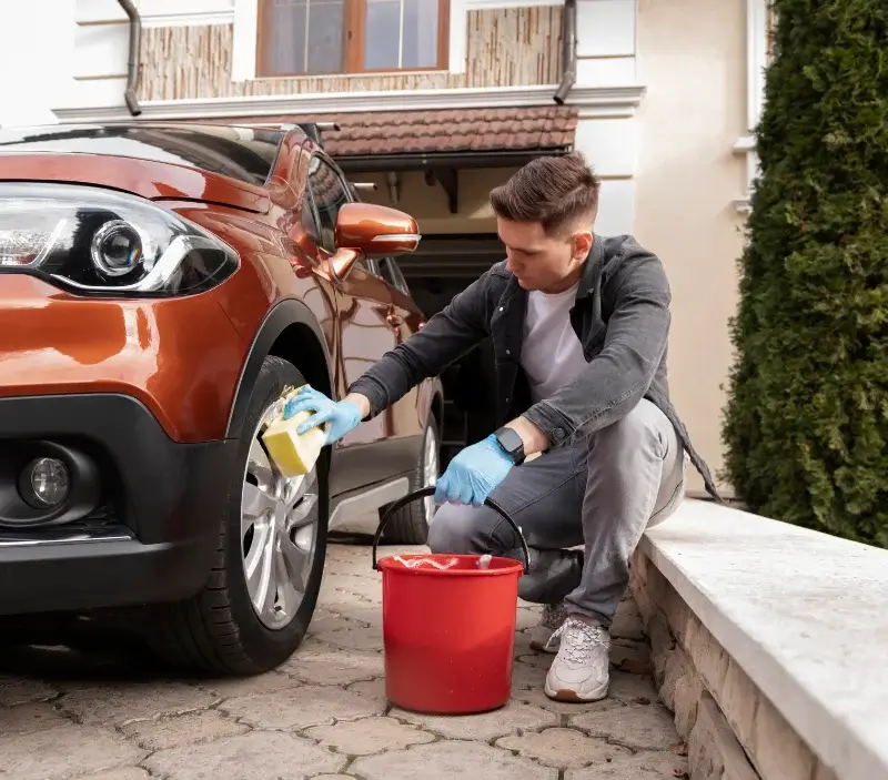 Lavage auto à domicile Fénery : professionnel intervenant sur un véhicule